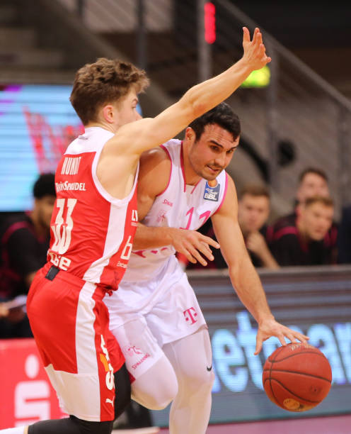 他在中场附 他在中场附